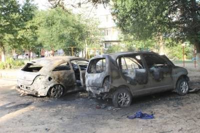 При пожаре на парковке в Дзержинском районе Волгограда сгорели 2 машины