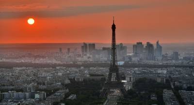 Эйфелева башня в Париже открывается для туристов