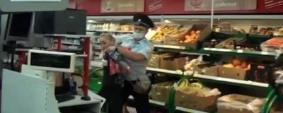 Жительницу Пласта без маски под плач дочери увезли в полицию