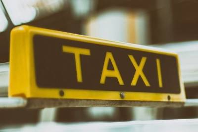 В Курске таксист, ожидая оплаты поездки, перевел мошенникам 87 тысяч рублей