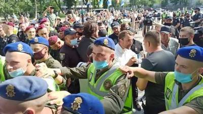 "Слуги русификации" и "Меняю мову на рубли": на акции под ВР произошла стычка - правоохранители пытались задержать митингующего