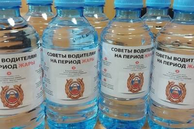 В Курской области водителям раздают воду из-за жары
