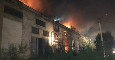 Пламя охватило цех на заводе "Амуркабель" в Хабаровске