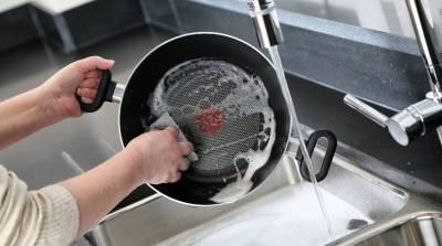 Женщина показала эффективный лайфхак, чтобы очистить самую грязную сковороду (Видео)
