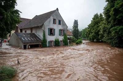 Германия и Бельгия уходят под воду: растет число жертв наводнения