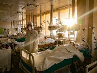 Суточная смертность от COVID-19 в России обновила рекорд третий день подряд