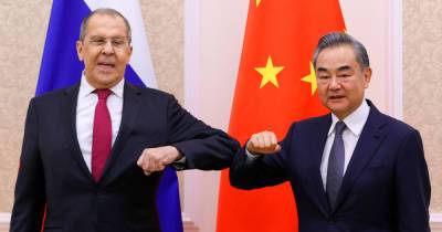 Глава МИД КНР: РФ и Китай должны выступать против вмешательств извне