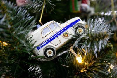 Полицейского будут судить за взятку новогодней елкой в Новосибирской области