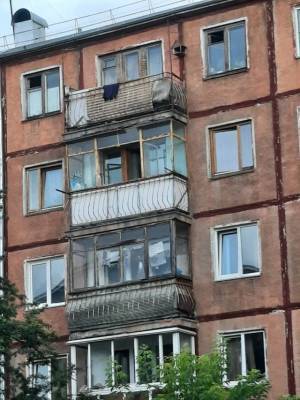 В Кемерове прокуратура потребовала очистить захламлённый вещами балкон