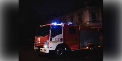 Семь человек около часа тушили загоревшуюся хозпостройку в Астраханской области