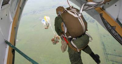 Разведчики Балтфлота отрабатывают прыжки с парашютом
