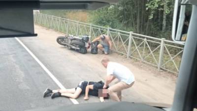 В Понтонном пассажира маршрутки сбил мотоциклист-обочечник