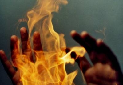 Под Киевом 17-летняя девушка облилась бензином и подожгла себя