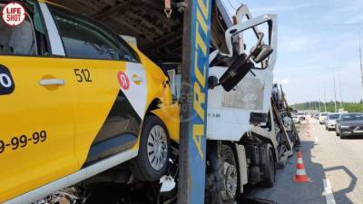 Два автовоза столкнулись на трассе в Тверской области, один водитель погиб