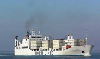 В Аденском заливе в 38-градусную жару застряло судно с украинцами, есть погибший