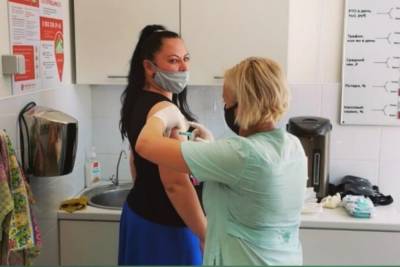 Почти 80 специалистов торговли вакцинировали от коронавируса на базе сетевого магазина в Мичуринске
