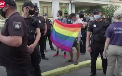 Под МВД Украины собрались националисты и геи, чтобы порадоваться...