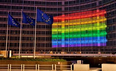 ЕС начал процедуру против Венгрии и Польши за дискриминацию ЛГБТ