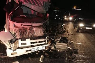 В жестком ДТП на трассе под Новосибирском погиб водитель «КАМАЗа»