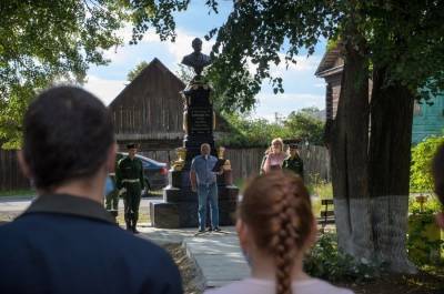 На Урале жители поселка за свой счет установили памятник Александру II