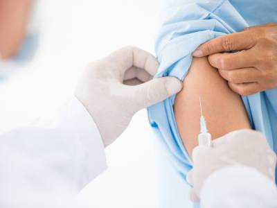 В Минздраве планируют начать вакцинировать от коронавируса в аптеках