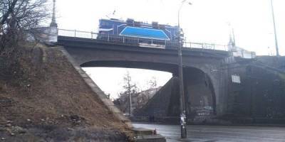 В Киеве парень бросился с ж/д моста: правоохранители выясняют причины трагедии