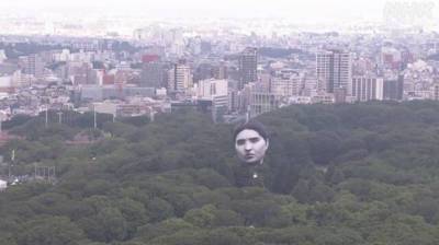 В Токио запустили гигантский воздушный шар в форме головы