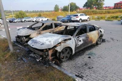 Под Белгородом из-за поджога на парковке сгорели два автомобиля