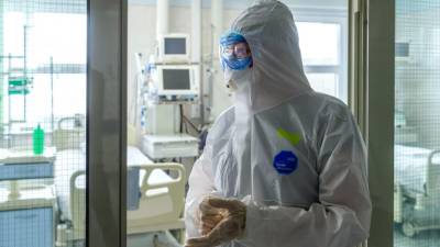 В России за сутки коронавирусом заболело 25 тысяч 704 человека, на 411 больше, чем днем ранее