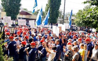В Николаеве работники глиноземного завода митингуют под судом