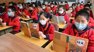 В Китае детям не разрешат посещать школы при отсутствии прививки от COVID-19 у родителей