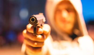 Вооружённый тюменец на улице Мельникайте пугал пистолетом прохожих