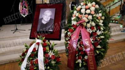 Видео: гроб с телом Александра Стефановича вынесли из Дома кино