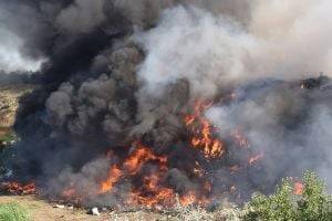 В Крыму возле Евпатории горит свалка. ВИДЕО