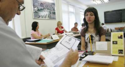 Вступительные экзамены для абитуриентов из Донбасса и Крыма хотят проводить онлайн. Но пока приходится платить штрафы