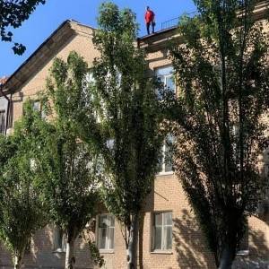 В Бердянске 17-летняя девушка хотела спрыгнуть с крыши