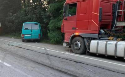 Автобус с детьми врезался сразу в две фуры: кадры аварии на Винничине