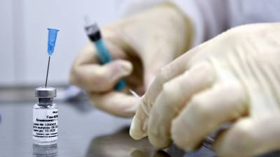 Мантуров назвал число выпущенных в России доз вакцин от коронавируса