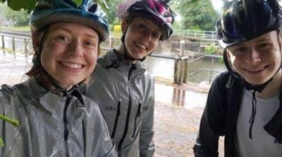 Велосипедисты в Британии запечатлели момент, когда в них ударила молния (ФОТО)