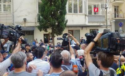 Соратники Саакашвили устроили акцию у дома премьера Гарибашвили