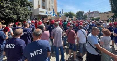Тысяча рабочих протестует под судом против остановки Николаевского глинозёмного завода