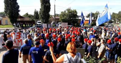 Тысяча рабочих НГЗ митингует под судом в Николаеве – требуют остановить рейдеров