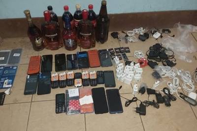 В Ивановской области сотрудник ИК пронес заключенным алкоголь и мобильные телефоны