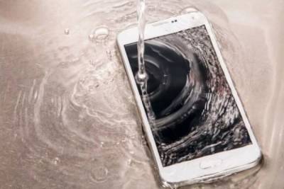 Роскачество составило рейтинг противоударных и водонепроницаемых смартфонов