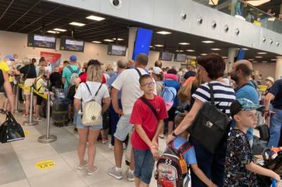 В Хабаровском аэропорту стоят часовые очереди на внутренние авиарейсы