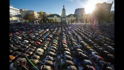 «Почему мы молимся на улицах?» – имам требует больше мечетей...