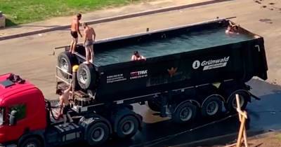 Забавы московских рабочих в кузове грузовика попали на видео