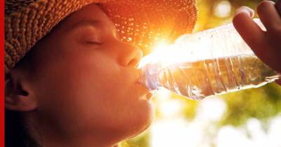 Почему во время жары опасно пить обычную воду, предупредили врачи