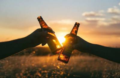 Почему летом опасно употреблять алкоголь, рассказали врачи