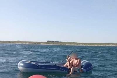 В Анапе двух молодых людей унесло в море на надувной лодке